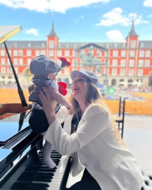 María Toledo Instagram - ¡Feliz San Isidro! 🌹❤️
Un año justo ha pasado desde este momento, en plena Plaza Mayor de Madrid con el bebé de mis ojos que se me está convirtiendo en niño.
No sé por qué pero siento que el tiempo está corriendo más que nunca y aunque disfruto de mi Vicente, necesito más tiempo en esta vida. 

¿Cuándo se van las ganas de llorar al ver las fotos de cuando era más bebé? 👶