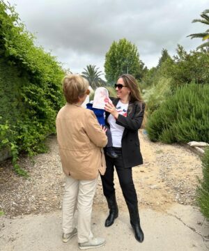 María Toledo Instagram - 5 de Mayo con M de Mujer, con M de Madre. 💐

Hoy es el segundo año que siendo Mamá celebro el Día de la Madre. 
Llevo queriendo ser madre toda mi vida y mirando los ojos de mi pequeño, me parece un milagro haberlo conseguido.
La maternidad me llegó cuando me tuvo que llegar y lo deseaba tanto que cuando me pusieron a mi bebé en mis brazos, sentí que había conocido al amor de mi vida. 🤱❤️ 

Hoy nos hemos puesto una camiseta que nos ha regalado mi hermana de #SuperMom y #SuperSon 🦸‍♀️ como recuerdo de este día. 
A mí, me gusta preparar sorpresas, escribir una carta a mi Madre y a mi Hermana y conseguir que les caigan unas lagrimillas de emoción que también son necesarias. 

Gracias Mamá porque tengo mucha suerte de tenerte conmigo. Ojalá sepa transmitir a mi niño los valores que tú nos has transmitido. Eres increíble, Mamá.  Eres mi ejemplo a seguir. 

En este día, también me acuerdo de las personas que no pudieron ser mamá o que simplemente no quisieron. Todo mi respeto a las decisiones de cada uno y todo mi apoyo a aquellas personas que sueñan con ser mamá. Ojalá se cumpla vuestro sueño. 

Perdonad las horas de felicitar este día pero estaba disfrutando de la súper siesta que hoy me ha regalado mi hijo!!!! 💤 Ahora nos espera una noche toledana… 😜