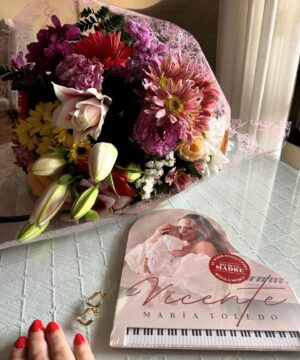 María Toledo Instagram - 5 de Mayo con M de Mujer, con M de Madre. 💐

Hoy es el segundo año que siendo Mamá celebro el Día de la Madre. 
Llevo queriendo ser madre toda mi vida y mirando los ojos de mi pequeño, me parece un milagro haberlo conseguido.
La maternidad me llegó cuando me tuvo que llegar y lo deseaba tanto que cuando me pusieron a mi bebé en mis brazos, sentí que había conocido al amor de mi vida. 🤱❤️ 

Hoy nos hemos puesto una camiseta que nos ha regalado mi hermana de #SuperMom y #SuperSon 🦸‍♀️ como recuerdo de este día. 
A mí, me gusta preparar sorpresas, escribir una carta a mi Madre y a mi Hermana y conseguir que les caigan unas lagrimillas de emoción que también son necesarias. 

Gracias Mamá porque tengo mucha suerte de tenerte conmigo. Ojalá sepa transmitir a mi niño los valores que tú nos has transmitido. Eres increíble, Mamá.  Eres mi ejemplo a seguir. 

En este día, también me acuerdo de las personas que no pudieron ser mamá o que simplemente no quisieron. Todo mi respeto a las decisiones de cada uno y todo mi apoyo a aquellas personas que sueñan con ser mamá. Ojalá se cumpla vuestro sueño. 

Perdonad las horas de felicitar este día pero estaba disfrutando de la súper siesta que hoy me ha regalado mi hijo!!!! 💤 Ahora nos espera una noche toledana… 😜