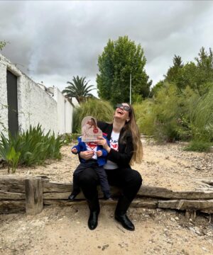 María Toledo Instagram - 5 de Mayo con M de Mujer, con M de Madre. 💐

Hoy es el segundo año que siendo Mamá celebro el Día de la Madre. 
Llevo queriendo ser madre toda mi vida y mirando los ojos de mi pequeño, me parece un milagro haberlo conseguido.
La maternidad me llegó cuando me tuvo que llegar y lo deseaba tanto que cuando me pusieron a mi bebé en mis brazos, sentí que había conocido al amor de mi vida. 🤱❤️ 

Hoy nos hemos puesto una camiseta que nos ha regalado mi hermana de #SuperMom y #SuperSon 🦸‍♀️ como recuerdo de este día. 
A mí, me gusta preparar sorpresas, escribir una carta a mi Madre y a mi Hermana y conseguir que les caigan unas lagrimillas de emoción que también son necesarias. 

Gracias Mamá porque tengo mucha suerte de tenerte conmigo. Ojalá sepa transmitir a mi niño los valores que tú nos has transmitido. Eres increíble, Mamá.  Eres mi ejemplo a seguir. 

En este día, también me acuerdo de las personas que no pudieron ser mamá o que simplemente no quisieron. Todo mi respeto a las decisiones de cada uno y todo mi apoyo a aquellas personas que sueñan con ser mamá. Ojalá se cumpla vuestro sueño. 

Perdonad las horas de felicitar este día pero estaba disfrutando de la súper siesta que hoy me ha regalado mi hijo!!!! 💤 Ahora nos espera una noche toledana… 😜