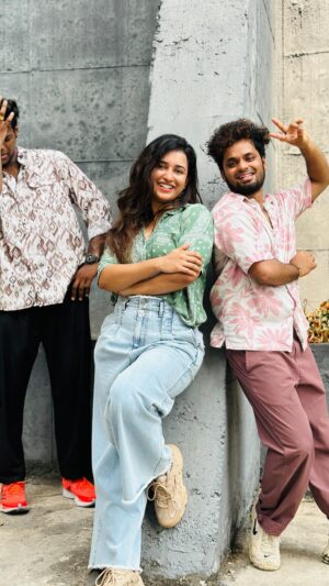 Maria Vincent Instagram - Kuthu dance vibes with brothers 😝 

@suhaidkukku_ @eswar_offl 
.
.
.
.
.
.
.
.
#ammadiathadi #dancereels #explorepage #kuthudance #kuthuvibes #dancetrend #trendingdances #dancepage