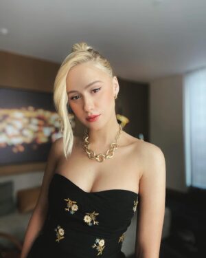 Maria Bakalova Instagram - To be able to promote and have press days for something that you’ve been a fan of for years it’s something really special! 
#gotgvol3 Guardians of the Galaxy Vol.3 is coming out in just 2 days and I truly can’t wait for all of you to see it and meet Cosmo! She’s a good girl ❤️❤️❤️❤️❤️🐶🚀

💃: @highheelprncess 
💄: @kdeenihan 
💇‍♀️: @florido 
🌞: @skj
💆‍♀️: @traceycunningham1