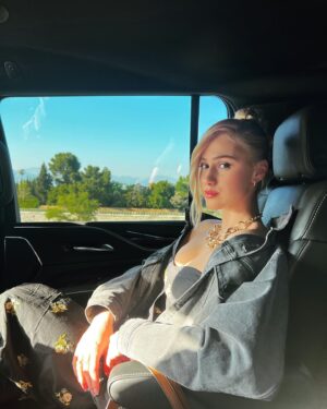 Maria Bakalova Instagram - To be able to promote and have press days for something that you’ve been a fan of for years it’s something really special! 
#gotgvol3 Guardians of the Galaxy Vol.3 is coming out in just 2 days and I truly can’t wait for all of you to see it and meet Cosmo! She’s a good girl ❤️❤️❤️❤️❤️🐶🚀

💃: @highheelprncess 
💄: @kdeenihan 
💇‍♀️: @florido 
🌞: @skj
💆‍♀️: @traceycunningham1