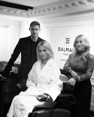 Maria Bakalova Instagram - Радвам се, че съм част от тази кампания на @selena_cosmetics, защото и АЗ НЕ МОГА БЕЗ МОЯ ФРИЗЬОР. Благодаря за поканата ❤️

#aзнемогабезмояфризьор

♥️благодарности на най-прекрасния екип:
📸: @koko_krastev 
💄: @alina_manova 
💇‍♀️: @milen_ivanov_chc_ 
👗: @g0ran0v