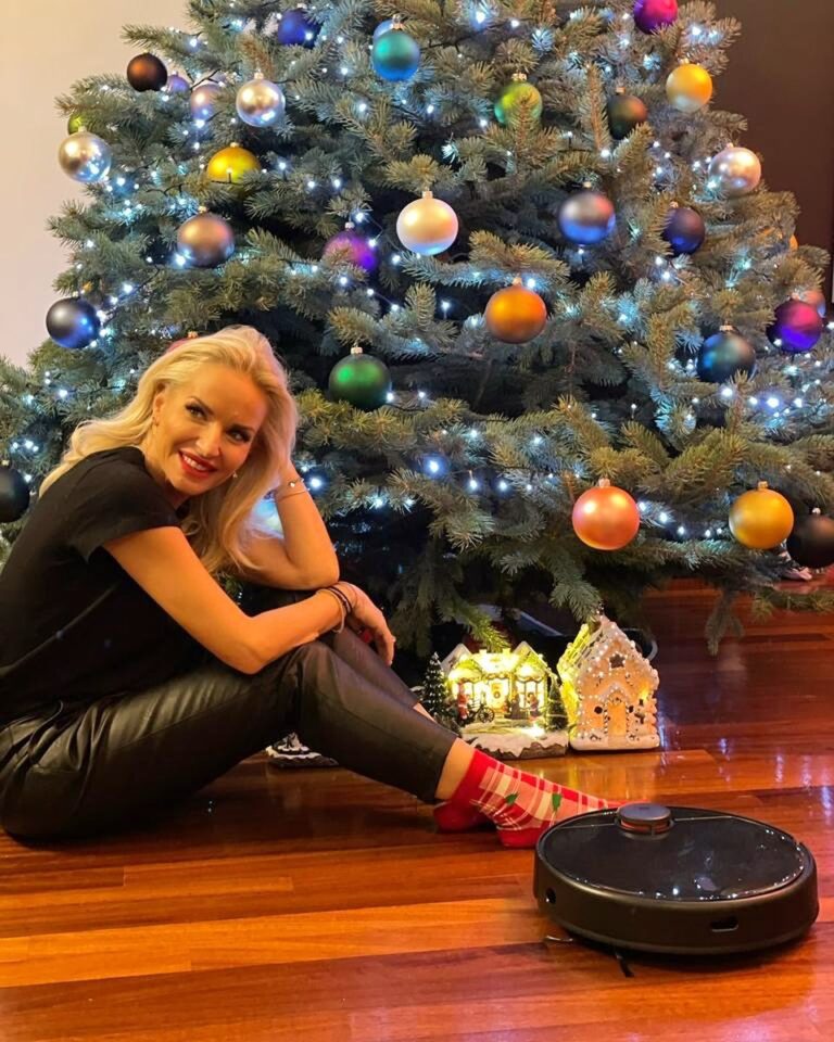 Maria Bekatorou Instagram - Το καλύτερο δώρο για τα Χριστούγεννα είναι ξεκάθαρα η αξεπέραστη Mi Robot Vacuum Mop 2 Pro! Και επειδή θέλω να έχετε κι εσείς σπίτι πεντακάθαρο, σας την κάνω δώρο! Απλά κάνετε mention δύο φίλους σας στα σχόλια, follow τη @xiaomi.greece έως τις 3 Ιανουαρίου και ένας τυχερός θα ξεκινήσει τη νέα χρονιά με το πιο χρήσιμο gadget! #XiaomiGreece #InnovationForEveryone #MiRobotVacuumMop2Pro