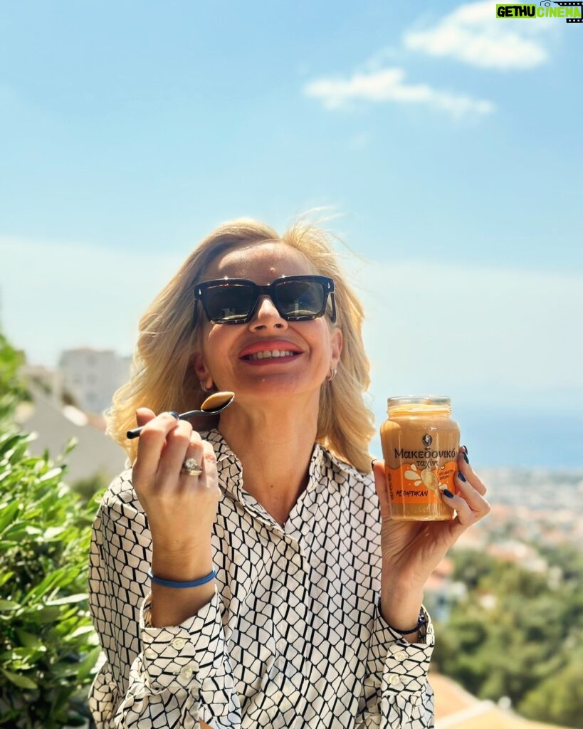 Maria Bekatorou Instagram - Το Μακεδονικό Ταχίνι είναι το απόλυτο superfood, πλούσιο σε πολύτιμες βιταμίνες και ιχνοστοιχεία, με αξεπέραστη, μοναδική γεύση και ασυναγώνιστη ποιότητα. Και μπορούμε να το απολαύσουμε σε αλμυρές παρασκευές, σε γλυκές συνταγές, στο πρωινό, στο μεσημεριανό, στο γραφείο, στο σπίτι… κυριολεκτικά παντού! Κι αυτό δεν είναι υπερβολή, είναι υπερτροφή! #MakedonikoTahini #EinaiYpertrofi