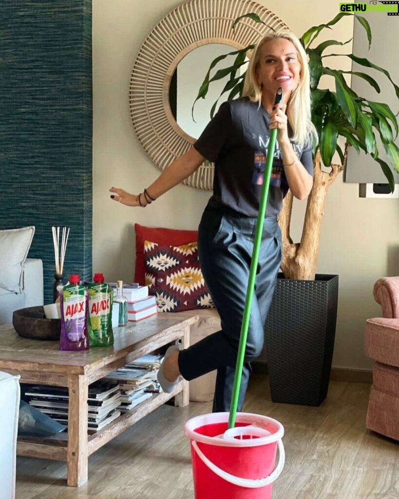 Maria Bekatorou Instagram - Κι όμως το σφουγγάρισμα γίνεται πλέον διασκεδαστικό με τα ανανεωμένα Ajax καθαριστικά πατώματος!Με 100% καθαριστική δράση,υπέροχο άρωμα που σου φτιάχνει τη διάθεση,με νέα σύνθεση φιλικότερη προς το περιβάλλον και όλα μοιάζουν τόσο διασκεδαστικά μέσα στο σπίτι!! #cleanSafewithAjax #AjaxontheFloor