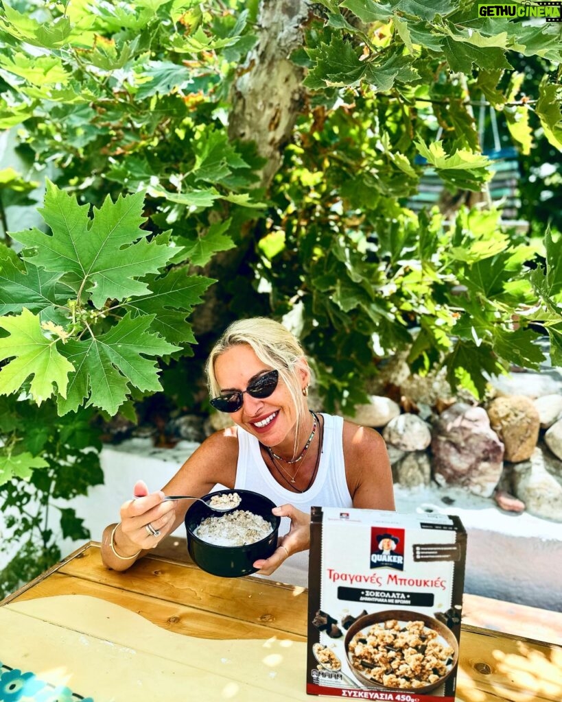 Maria Bekatorou Instagram - Το πιο ωραίο πρωινό είναι αυτό που έχουμε, εμείς επιλέξει. Ηλιόλουστη, χαλαρή μέρα με τις αγαπημένες μου τραγανές μπουκιές Quaker με σοκολάτα @quakergreece @quaker_cyprus #quaker #startwithquaker #breakfast #oeidikostivromi