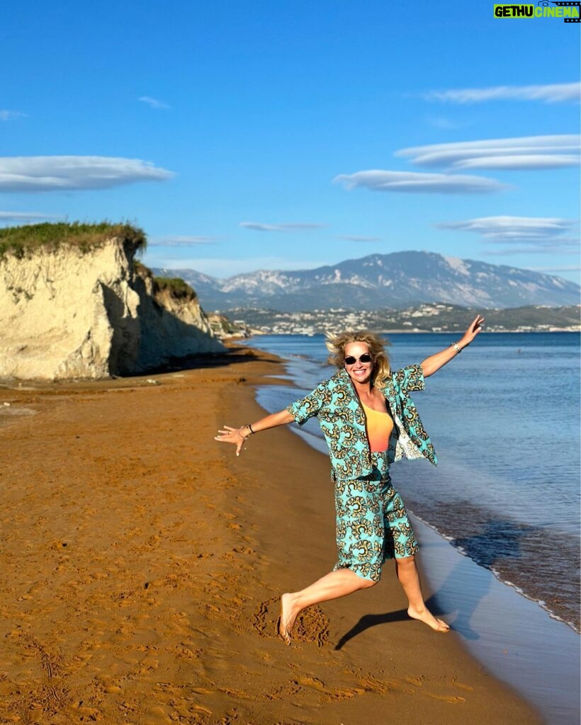 Maria Bekatorou Instagram - Καλοκαίρι…Σούρουπο…Κεφαλονιά…Μουσική…Βελούδινη άμμος…Ξεγνοιασιά…Ευγνωμοσύνη…Από τότε που ήμουν παιδί,ίδια χαρά,ίδια συναισθήματα #blessed #thankful #summervibes #kefalonia #lavieestbelle