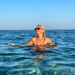 Maria Bekatorou Instagram – Η θάλασσα…η κρυστάλλινη…η  γαλήνια …η σιωπηλή…Που μόνο ηρεμία προσφέρει…Αυτή τη θάλασσα ονειρευόμαστε έναν ολόκληρο χρόνο.Αυτή ονειρεύομαι κι εγώ🦋 #blessed #thankful #seaquotes #kefalonia #truestory #nofilter