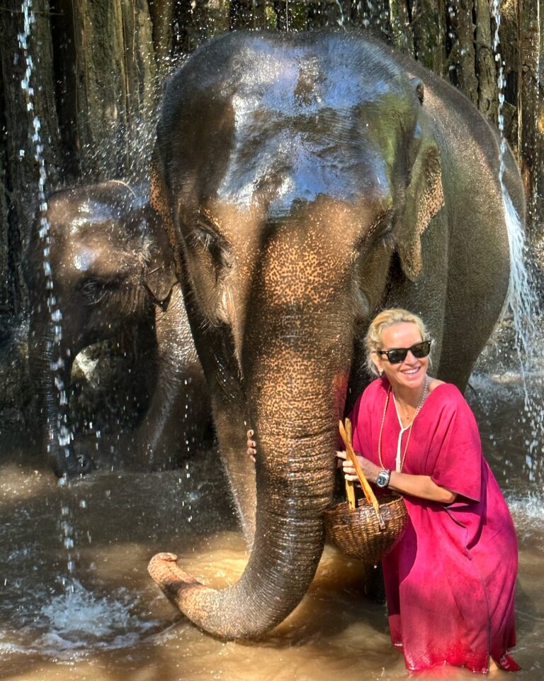 Maria Bekatorou Instagram - Αγαπηθήκαμε,ήρθαμε πιο κοντά και την έκανα και μπανάκι #animalovers #blessed #thankful #happytraveller #elephantlove