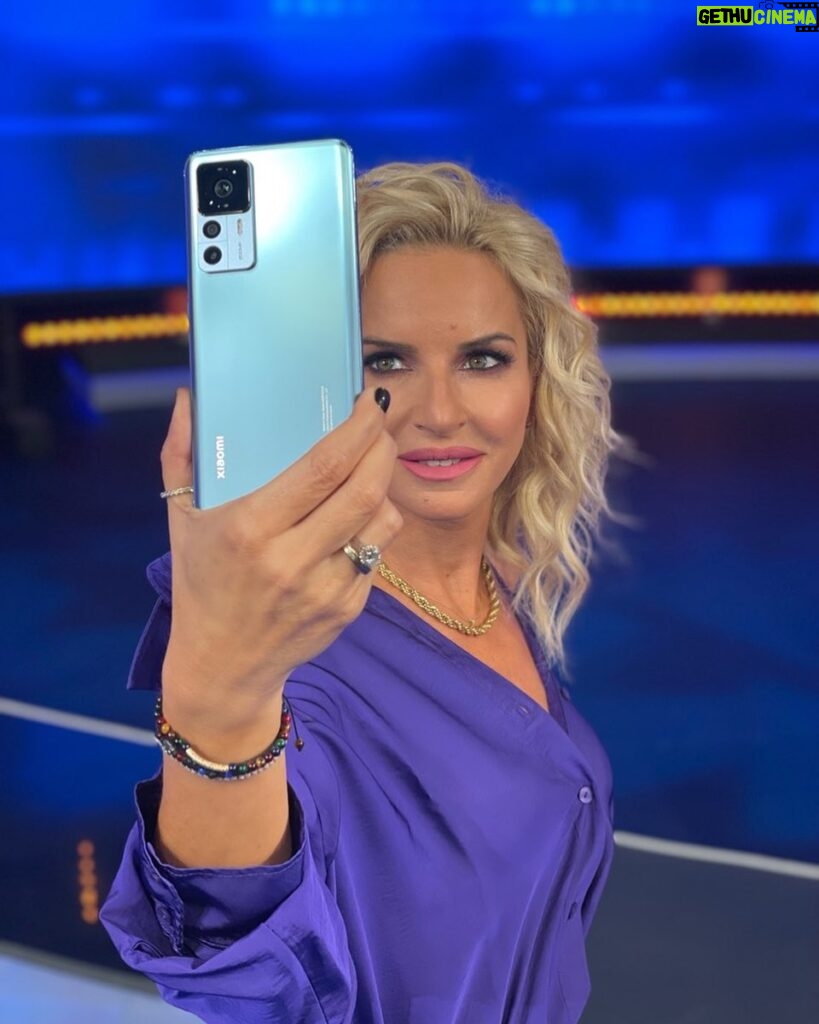 Maria Bekatorou Instagram - Μόλις έφτασε το νέο μου Xiaomi 12T Pro και δεν χορταίνω να βγάζω φωτογραφίες! Μοναδικός σχεδιασμός, φανταστική κάμερα 200ΜΡ και φυσικά κανένα άγχος για την μπαταρία αφού φορτίζει στο 100% σε μόλις 19 λεπτά! Stay tuned για τα αποτελέσματα! #Xiaomigreece #InnovationForEveryone #Xiaomi12TPro