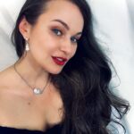 Maria Bersenyova Instagram - ПОЗРАВЛЯЕМ ПОБЕДИТЕЛЯ @lastochka_travels 💝 А давно у нас не было классных розыгрышей, не находите? 😅 Я нашла классный интернет-магазин @defleur_jewelry , где представлен огромнейший выбор ювелирных изделий из золота и серебра с обычным или барочным жемчугом на самый взыскательный вкус. Особенно приятно, что это наш(!) Российский бренд, где представлены украшения от роскошных, вечерних на выход, до самых простых и непритязательных. Для себя я выбрала комплект сережек из белого золота с барочным жемчугом (давно искала!) и небольшое аккуратное колье к ним (подробнее покажу в сторис 👌🏻😉), а для дочки уже присмотрела чудесные маленькие гвоздики! 🥹 Заказать украшения (до 5 изделий) можно на дом с примеркой, что очень удобно и актуально для меня, тк по магазинам ходить я не имею времени и возможностей. 🤷🏻‍♀️ Ну а теперь вернемся к самому приятному! 😅 Итак: Выиграть СЕРТИФИКАТ на 10000руб. можно при выполнении условий: ▫️подписаться на @defleur_jewelry и на @berseneza ▫️сделать репост этого поста в сторис и отметить @defleur_jewelry и @berseneza ▫️отметить двух друзей в комментариях под этим постом (можно неограниченное кол-во раз) ▫️ поставить ❤️ трём последним публикациям @berseneza и @defleur_jewelry Итоги подведём уже во вторник 5 сентября в 13:00 с помощью генератора случайных чисел 🕊 Желаем всем удачи!🤍 ❗️Полные условия конкурса и получение приза смотрите по ссылке, прикреплённой в шапке профиля @defleur_jewelry ❗️Участвуют все жители РФ ❗️Бесплатная доставка по всей РФ