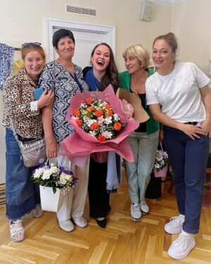 Maria Bersenyova Instagram - Легко и весело отыграли «Женихи по объявлению» в @theatrecomedy_ 
Я сначала не очень хотела🙈, а зря. 😅👌🏻
Мамочкам понравилось, это важно) 🥰

Спасибо команде за поддержку!🙏🏻😅
Ждем тех, кто не попал в прошлый раз, немного измененным составом ))

24 августа Д/К ВДНХ  в 19.30 😉
Хорошее настроение гарантируем!

#викториятарасова #владиславкотлярский #сергейдорогов