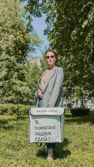 Maria Bersenyova Instagram - Вот и долгожданное лето! У него особенный запах и звучание, которые ощущаются даже через приоткрытое окно. И можно совместить приятную прогулку с полезным — принести готовые обеды одиноким пенсионерам. Многие из них уже не выходят из дома и видят солнце и зеленые деревья только через окно. Им не хватает общения, а бытовые дела даются тяжело. 

Фонд «Дари еду» доставляет бесплатные обеды пожилым людям. Питание готовят на социальных кухнях, а сами обеды доставляют волонтеры. 

В мае к благотворительной доставке присоединилась актриса театра и кино Мария Берсенева @berseneza. Она не только принесла обеды бабушкам и дедушкам, но и тепло пообщалась с пожилыми людьми. Мария уверена, что волонтер получает от своего труда столько же пользы и удовольствия, сколько и подопечные.

Фонд помогает разным категориям нуждающихся. Сегодня поддержали бабушек и дедушек, а уже скоро настанет День защиты детей. Многодетные и одинокие родители, семьи с тяжелобольными детьми часто экономят на еде. Ведь нужно купить лекарства во время болезни, школьную форму, канцелярию и многое другое. А ребята из таких семей и не мечтают о любимых кружках, походах в кино и новых игрушках.

Лучший способ помочь — подарить продуктовый набор. Несколько недель у детей будет сытный обед и сладкое к чаю, а родители смогут с новыми силами решить другие важные проблемы. В честь праздника фонд открыл специальный сбор.

Переходите в @dariedu и кладите в корзину продуктовые наборы по ссылке в шапке профиля. Так вы поможете нуждающимся детям всего за пару кликов!