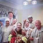 Maria Bersenyova Instagram - Первая фотка говорящая) Так и сыграли!😅 Спасибо @theatrecomedy_ , моим замечательным партнерам, всем причастным и особенно тем, кого не пригласили, а они все равно пришли!🥰🫶🏻 Отдельное спасибо моей дорогой @ykuvarzina_official за ВСЕ! ♥️ Хорошо начали! Надеюсь так и продолжим))) Информацию обо всех новых спектаклях (насколько это возможно заранее) смотрите у меня на страничке, или на сайте @theatrecomedy_ (там даже верней😉👌🏻) и следите за обновлениями. 🤗 Следующая #премьера спектакля #ЖенихиПоОбъявлению 17 августа и 24 августа (Ну и… по прежнему не приглашаю, но запретить не могу, … помните, да?😂) А если серьезно, то ждем конечно всех желающих отлично провести вечер четверга, расслабиться, посмеяться от души и зарядиться хорошим настроением! … это еще не все, чем буду радовать вас в ближайшие месяцы, но… обо всем по порядку! 😘 За фото со спектакля спасибо моей @viktoria.ilyasheva ♥️