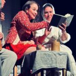 Maria Bersenyova Instagram - Первая фотка говорящая) Так и сыграли!😅 Спасибо @theatrecomedy_ , моим замечательным партнерам, всем причастным и особенно тем, кого не пригласили, а они все равно пришли!🥰🫶🏻 Отдельное спасибо моей дорогой @ykuvarzina_official за ВСЕ! ♥️ Хорошо начали! Надеюсь так и продолжим))) Информацию обо всех новых спектаклях (насколько это возможно заранее) смотрите у меня на страничке, или на сайте @theatrecomedy_ (там даже верней😉👌🏻) и следите за обновлениями. 🤗 Следующая #премьера спектакля #ЖенихиПоОбъявлению 17 августа и 24 августа (Ну и… по прежнему не приглашаю, но запретить не могу, … помните, да?😂) А если серьезно, то ждем конечно всех желающих отлично провести вечер четверга, расслабиться, посмеяться от души и зарядиться хорошим настроением! … это еще не все, чем буду радовать вас в ближайшие месяцы, но… обо всем по порядку! 😘 За фото со спектакля спасибо моей @viktoria.ilyasheva ♥️
