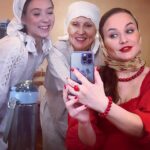 Maria Bersenyova Instagram - Первая фотка говорящая) Так и сыграли!😅 Спасибо @theatrecomedy_ , моим замечательным партнерам, всем причастным и особенно тем, кого не пригласили, а они все равно пришли!🥰🫶🏻 Отдельное спасибо моей дорогой @ykuvarzina_official за ВСЕ! ♥️ Хорошо начали! Надеюсь так и продолжим))) Информацию обо всех новых спектаклях (насколько это возможно заранее) смотрите у меня на страничке, или на сайте @theatrecomedy_ (там даже верней😉👌🏻) и следите за обновлениями. 🤗 Следующая #премьера спектакля #ЖенихиПоОбъявлению 17 августа и 24 августа (Ну и… по прежнему не приглашаю, но запретить не могу, … помните, да?😂) А если серьезно, то ждем конечно всех желающих отлично провести вечер четверга, расслабиться, посмеяться от души и зарядиться хорошим настроением! … это еще не все, чем буду радовать вас в ближайшие месяцы, но… обо всем по порядку! 😘 За фото со спектакля спасибо моей @viktoria.ilyasheva ♥️