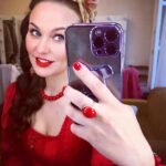 Maria Bersenyova Instagram - Первая фотка говорящая) Так и сыграли!😅 Спасибо @theatrecomedy_ , моим замечательным партнерам, всем причастным и особенно тем, кого не пригласили, а они все равно пришли!🥰🫶🏻 Отдельное спасибо моей дорогой @ykuvarzina_official за ВСЕ! ♥️ Хорошо начали! Надеюсь так и продолжим))) Информацию обо всех новых спектаклях (насколько это возможно заранее) смотрите у меня на страничке, или на сайте @theatrecomedy_ (там даже верней😉👌🏻) и следите за обновлениями. 🤗 Следующая #премьера спектакля #ЖенихиПоОбъявлению 17 августа и 24 августа (Ну и… по прежнему не приглашаю, но запретить не могу, … помните, да?😂) А если серьезно, то ждем конечно всех желающих отлично провести вечер четверга, расслабиться, посмеяться от души и зарядиться хорошим настроением! … это еще не все, чем буду радовать вас в ближайшие месяцы, но… обо всем по порядку! 😘 За фото со спектакля спасибо моей @viktoria.ilyasheva ♥️