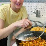 Maria Bersenyova Instagram - Каждый раз когда я жарю картошку и выкладываю в сторис, все мои друзья «стучат ложками» мне в директ и ватсап, 😂 называя простую картошку «моей фирменной» 😅 На самом деле есть маленькие… не то чтобы секреты, но нюансы)) 👌🏻😌 Первое - как готовить, второе - на чем! И то и другое важно) 😉 …Правда есть и один недостаток…😅 Сколько бы я не приготовила (обычно это две больших сковородки одновременно🤪), её тут же нет, поэтому, по возможности, стараюсь приготовить к «короночке» еще и…«гарнир» 😂🙌🏻 обычно разный. В этот раз - тушеная индейка с овощами, под соусом из домашних помидоров. 🤤 Но самое главное - это конечно посуда! Нашла идеальную для меня @kukmara_posuda ,тк все знают, что от картошки, не худеют 😜 (обычно многовато масла наливаю, каюсь, чтобы получалась, как фри 🍟), но не теперь!😋 Абсолютно все позиции у #kukmara имеют отличное антипригарное покрытие, на которых можно готовить с самым минимальным количеством масла, а благодаря толстому дну и хорошему покрытию всей посуды, любая еда равномерно прожаривается, но никогда не пригорает и долго остается теплой! 👍🏼 Мои простые рецепты: Обжариваем по очереди лук, морковь, сладкий болгарский перец на капельке 👌🏻подсолнечного масла. Добавляем измельченные в блендере помидоры, адыгейскую соль и приправы, какие есть под рукой - (у меня немного сушеного базилика и петрушки), затем добавляем слегка обжаренную индейку и немного сливочного масла, тщательно перемешиваем, тушим под крышкой до готовности! Красота! 😍 Быстро, вкусно и просто! Картошку для жарки режем крупной соломкой и с капелькой подсолнечного масла выкладываем на раскаленную сковороду, важно - мешать не часто, давая поджариться (чтобы не превратилась в кашу). Жарим таким образом почти до полной готовности. Солим, (по тем же причинам) строго в конце иии… добавляем мою любимую сладкую красную паприку! Вуаля! 😋🙌🏻 Пальчики оближешь, гарантирую!😘👌🏻 А по промокоду УЖИН на официальном сайте Kukmara ДО 10 ноября для вас от меня еще и скидка 25% 😉👍🏼 ПРИЯТНОГО АППЕТИТА!!!💋