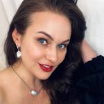 Maria Bersenyova Instagram - ПОЗРАВЛЯЕМ ПОБЕДИТЕЛЯ @lastochka_travels 💝 А давно у нас не было классных розыгрышей, не находите? 😅 Я нашла классный интернет-магазин @defleur_jewelry , где представлен огромнейший выбор ювелирных изделий из золота и серебра с обычным или барочным жемчугом на самый взыскательный вкус. Особенно приятно, что это наш(!) Российский бренд, где представлены украшения от роскошных, вечерних на выход, до самых простых и непритязательных. Для себя я выбрала комплект сережек из белого золота с барочным жемчугом (давно искала!) и небольшое аккуратное колье к ним (подробнее покажу в сторис 👌🏻😉), а для дочки уже присмотрела чудесные маленькие гвоздики! 🥹 Заказать украшения (до 5 изделий) можно на дом с примеркой, что очень удобно и актуально для меня, тк по магазинам ходить я не имею времени и возможностей. 🤷🏻‍♀️ Ну а теперь вернемся к самому приятному! 😅 Итак: Выиграть СЕРТИФИКАТ на 10000руб. можно при выполнении условий: ▫️подписаться на @defleur_jewelry и на @berseneza ▫️сделать репост этого поста в сторис и отметить @defleur_jewelry и @berseneza ▫️отметить двух друзей в комментариях под этим постом (можно неограниченное кол-во раз) ▫️ поставить ❤️ трём последним публикациям @berseneza и @defleur_jewelry Итоги подведём уже во вторник 5 сентября в 13:00 с помощью генератора случайных чисел 🕊 Желаем всем удачи!🤍 ❗️Полные условия конкурса и получение приза смотрите по ссылке, прикреплённой в шапке профиля @defleur_jewelry ❗️Участвуют все жители РФ ❗️Бесплатная доставка по всей РФ