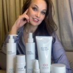 Maria Bersenyova Instagram - Когда многие мои ровесницы, да и девушки значительно младше, уже сделали себе не одну пластическую операцию… я все кремики ищу…😅 И ведь нахожу! 🤭 Так как предпочитаю натуральные, без химии, то выбираю всегда органику. Хочу поделиться своим новым открытием, которое тестирую уже около месяца. Сейчас у меня задача еще более сложная, т.к с малышкой времени на себя практически не остается, а на сон тем более, для меня это прям трагедия, поскольку хронический недосып конечно отражается не только на лице, но и на работоспособности. Вот что я нашла! Отличный восстановительный уход от испанской органической космецевтики Extracare @extracare_official Она на 95% состоит из натуральных компонентов 😍 Никакой синтетики, отдушек и консервантов! Только природные вещества с потрясающими ароматами фруктов и растений. Мои фавориты: ✅Энзимное молочко для очищения кожи Enzyme Cleansing Milk, благодаря которому за короткий срок цвет кожи посветлел на тон; ✅Умный пилинг Innocare Innopeeling (наносится раз в неделю и работает всю ночь), сам обнаруживает и растворяет только те мертвые клетки, которые готовы к удалению; ✅Шикарный интенсивный питательный крем на основе морских водорослей Green Elixire, придающий коже эластичность, увлажнение и шелковистость; ✅Ну и наконец, теперь уже главный мой любимчик - крем для глаз Energeye. После его применения мои мимические морщинки (от которых особенно при моей профессии никуда не денешься🥲) становятся значительно менее заметными! Сейчас даже если дочка выспаться мне не даст, Extracare @extracare_official сохранит мою красоту! 🥰 Получается?? 😅 Что скажете? #уходзакожей #домашнийуход #extracare #extracare_official