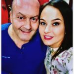 Maria Bersenyova Instagram - Дорогой мой Слава… Славочка 💔 Для меня ты навсегда останешься замечательным партнером, прекрасным артистом, талантливым импровизатором, генератором идей, человеком-праздником, душой компании с потрясающим чувством юмора и тонкой душевной организацией… Ты останешься в моей памяти теплым, смешным и … драматическим. Все наши встречи, истории и приключения я буду бережно хранить в своем сердце. Мы познакомились на съемках сериала «Петя Великолепный» в 2005-м году, но у нас почти не было совместных сцен и когда снова встретились на площадке «Маргоши», ты «знакомился» со мной заново🥹 Я потом еще долго прикалывала тебя за это, а ты всегда отшучивался так, как ты это умел #УжТеперьБерсеневаЯтебяНеЗабуду 😭🙌🏻 Как мы всегда радовались друг другу, смеялись и балагурили; у тебя в запасе всегда была куча историй и баек и даже дурацкие анекдоты из твоих уст звучали смешно. Как ты так умел? Как в перерыве между съемок «Маргоши» махнули большой компанией на несколько дней в Египет и так успели там «отдохнуть», что потом, когда ты рассказывал об этом кому-нибудь, каждый раз, не скрывая своего удовольствия, почему-то краснеть приходилось именно мне… 🥲 Как отгуляли твой «Юбилей-60» (конечно там тоже нужно было вспомнить наш «краткий отпуск» и при всех, со сцены в микрофон рассказать главные казусы про себя самого же и снова хохотать от души) … Какой ты был счастливый! Как гордился дочерью! Такой благородный и импозантный! Какой-то совсем другой… Как-будто немного отстраненный… и возвышенный… не знаю, как сказать.., мне казалось, что будучи вместе с нами, ты был… над всеми! Я любовалась тобой. 🥲♥️ Не могла не приехать, хотя будучи уже «сильно беременной», старалась избегать массовых мероприятий и счастлива сейчас, что получилось вырваться. Лети, мой хороший, к своей любимой Анечке! Она очень ждала своего «Славчонка» там 😭🫶🏻, ведь ты так любил её. Передавай привет… И будь теперь счастлив окончательно и бесконечно! 🙏🏻 Когда-нибудь мы все встретимся там, снова вспомним наши замечательные истории и посмеемся от души, как обычно… а пока… мы поплачем… пишу и буквы плывут… И не верю все равно 💔 Люблю тебя, Гришечкин! Царствие тебе небесное. Ты в моем 🫶🏻 навсегда!