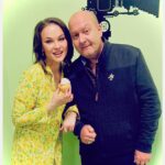 Maria Bersenyova Instagram - Дорогой мой Слава… Славочка 💔 Для меня ты навсегда останешься замечательным партнером, прекрасным артистом, талантливым импровизатором, генератором идей, человеком-праздником, душой компании с потрясающим чувством юмора и тонкой душевной организацией… Ты останешься в моей памяти теплым, смешным и … драматическим. Все наши встречи, истории и приключения я буду бережно хранить в своем сердце. Мы познакомились на съемках сериала «Петя Великолепный» в 2005-м году, но у нас почти не было совместных сцен и когда снова встретились на площадке «Маргоши», ты «знакомился» со мной заново🥹 Я потом еще долго прикалывала тебя за это, а ты всегда отшучивался так, как ты это умел #УжТеперьБерсеневаЯтебяНеЗабуду 😭🙌🏻 Как мы всегда радовались друг другу, смеялись и балагурили; у тебя в запасе всегда была куча историй и баек и даже дурацкие анекдоты из твоих уст звучали смешно. Как ты так умел? Как в перерыве между съемок «Маргоши» махнули большой компанией на несколько дней в Египет и так успели там «отдохнуть», что потом, когда ты рассказывал об этом кому-нибудь, каждый раз, не скрывая своего удовольствия, почему-то краснеть приходилось именно мне… 🥲 Как отгуляли твой «Юбилей-60» (конечно там тоже нужно было вспомнить наш «краткий отпуск» и при всех, со сцены в микрофон рассказать главные казусы про себя самого же и снова хохотать от души) … Какой ты был счастливый! Как гордился дочерью! Такой благородный и импозантный! Какой-то совсем другой… Как-будто немного отстраненный… и возвышенный… не знаю, как сказать.., мне казалось, что будучи вместе с нами, ты был… над всеми! Я любовалась тобой. 🥲♥️ Не могла не приехать, хотя будучи уже «сильно беременной», старалась избегать массовых мероприятий и счастлива сейчас, что получилось вырваться. Лети, мой хороший, к своей любимой Анечке! Она очень ждала своего «Славчонка» там 😭🫶🏻, ведь ты так любил её. Передавай привет… И будь теперь счастлив окончательно и бесконечно! 🙏🏻 Когда-нибудь мы все встретимся там, снова вспомним наши замечательные истории и посмеемся от души, как обычно… а пока… мы поплачем… пишу и буквы плывут… И не верю все равно 💔 Люблю тебя, Гришечкин! Царствие тебе небесное. Ты в моем 🫶🏻 навсегда!