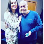 Maria Bersenyova Instagram - Дорогой мой Слава… Славочка 💔 Для меня ты навсегда останешься замечательным партнером, прекрасным артистом, талантливым импровизатором, генератором идей, человеком-праздником, душой компании с потрясающим чувством юмора и тонкой душевной организацией… Ты останешься в моей памяти теплым, смешным и … драматическим. Все наши встречи, истории и приключения я буду бережно хранить в своем сердце. Мы познакомились на съемках сериала «Петя Великолепный» в 2005-м году, но у нас почти не было совместных сцен и когда снова встретились на площадке «Маргоши», ты «знакомился» со мной заново🥹 Я потом еще долго прикалывала тебя за это, а ты всегда отшучивался так, как ты это умел #УжТеперьБерсеневаЯтебяНеЗабуду 😭🙌🏻 Как мы всегда радовались друг другу, смеялись и балагурили; у тебя в запасе всегда была куча историй и баек и даже дурацкие анекдоты из твоих уст звучали смешно. Как ты так умел? Как в перерыве между съемок «Маргоши» махнули большой компанией на несколько дней в Египет и так успели там «отдохнуть», что потом, когда ты рассказывал об этом кому-нибудь, каждый раз, не скрывая своего удовольствия, почему-то краснеть приходилось именно мне… 🥲 Как отгуляли твой «Юбилей-60» (конечно там тоже нужно было вспомнить наш «краткий отпуск» и при всех, со сцены в микрофон рассказать главные казусы про себя самого же и снова хохотать от души) … Какой ты был счастливый! Как гордился дочерью! Такой благородный и импозантный! Какой-то совсем другой… Как-будто немного отстраненный… и возвышенный… не знаю, как сказать.., мне казалось, что будучи вместе с нами, ты был… над всеми! Я любовалась тобой. 🥲♥️ Не могла не приехать, хотя будучи уже «сильно беременной», старалась избегать массовых мероприятий и счастлива сейчас, что получилось вырваться. Лети, мой хороший, к своей любимой Анечке! Она очень ждала своего «Славчонка» там 😭🫶🏻, ведь ты так любил её. Передавай привет… И будь теперь счастлив окончательно и бесконечно! 🙏🏻 Когда-нибудь мы все встретимся там, снова вспомним наши замечательные истории и посмеемся от души, как обычно… а пока… мы поплачем… пишу и буквы плывут… И не верю все равно 💔 Люблю тебя, Гришечкин! Царствие тебе небесное. Ты в моем 🫶🏻 навсегда!