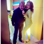 Maria Bersenyova Instagram - Дорогой мой Слава… Славочка 💔 Для меня ты навсегда останешься замечательным партнером, прекрасным артистом, талантливым импровизатором, генератором идей, человеком-праздником, душой компании с потрясающим чувством юмора и тонкой душевной организацией… Ты останешься в моей памяти теплым, смешным и … драматическим. Все наши встречи, истории и приключения я буду бережно хранить в своем сердце. Мы познакомились на съемках сериала «Петя Великолепный» в 2005-м году, но у нас почти не было совместных сцен и когда снова встретились на площадке «Маргоши», ты «знакомился» со мной заново🥹 Я потом еще долго прикалывала тебя за это, а ты всегда отшучивался так, как ты это умел #УжТеперьБерсеневаЯтебяНеЗабуду 😭🙌🏻 Как мы всегда радовались друг другу, смеялись и балагурили; у тебя в запасе всегда была куча историй и баек и даже дурацкие анекдоты из твоих уст звучали смешно. Как ты так умел? Как в перерыве между съемок «Маргоши» махнули большой компанией на несколько дней в Египет и так успели там «отдохнуть», что потом, когда ты рассказывал об этом кому-нибудь, каждый раз, не скрывая своего удовольствия, почему-то краснеть приходилось именно мне… 🥲 Как отгуляли твой «Юбилей-60» (конечно там тоже нужно было вспомнить наш «краткий отпуск» и при всех, со сцены в микрофон рассказать главные казусы про себя самого же и снова хохотать от души) … Какой ты был счастливый! Как гордился дочерью! Такой благородный и импозантный! Какой-то совсем другой… Как-будто немного отстраненный… и возвышенный… не знаю, как сказать.., мне казалось, что будучи вместе с нами, ты был… над всеми! Я любовалась тобой. 🥲♥️ Не могла не приехать, хотя будучи уже «сильно беременной», старалась избегать массовых мероприятий и счастлива сейчас, что получилось вырваться. Лети, мой хороший, к своей любимой Анечке! Она очень ждала своего «Славчонка» там 😭🫶🏻, ведь ты так любил её. Передавай привет… И будь теперь счастлив окончательно и бесконечно! 🙏🏻 Когда-нибудь мы все встретимся там, снова вспомним наши замечательные истории и посмеемся от души, как обычно… а пока… мы поплачем… пишу и буквы плывут… И не верю все равно 💔 Люблю тебя, Гришечкин! Царствие тебе небесное. Ты в моем 🫶🏻 навсегда!