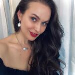Maria Bersenyova Instagram - ПОЗРАВЛЯЕМ ПОБЕДИТЕЛЯ @lastochka_travels 💝 А давно у нас не было классных розыгрышей, не находите? 😅 Я нашла классный интернет-магазин @defleur_jewelry , где представлен огромнейший выбор ювелирных изделий из золота и серебра с обычным или барочным жемчугом на самый взыскательный вкус. Особенно приятно, что это наш(!) Российский бренд, где представлены украшения от роскошных, вечерних на выход, до самых простых и непритязательных. Для себя я выбрала комплект сережек из белого золота с барочным жемчугом (давно искала!) и небольшое аккуратное колье к ним (подробнее покажу в сторис 👌🏻😉), а для дочки уже присмотрела чудесные маленькие гвоздики! 🥹 Заказать украшения (до 5 изделий) можно на дом с примеркой, что очень удобно и актуально для меня, тк по магазинам ходить я не имею времени и возможностей. 🤷🏻‍♀️ Ну а теперь вернемся к самому приятному! 😅 Итак: Выиграть СЕРТИФИКАТ на 10000руб. можно при выполнении условий: ▫️подписаться на @defleur_jewelry и на @berseneza ▫️сделать репост этого поста в сторис и отметить @defleur_jewelry и @berseneza ▫️отметить двух друзей в комментариях под этим постом (можно неограниченное кол-во раз) ▫️ поставить ❤️ трём последним публикациям @berseneza и @defleur_jewelry Итоги подведём уже во вторник 5 сентября в 13:00 с помощью генератора случайных чисел 🕊 Желаем всем удачи!🤍 ❗️Полные условия конкурса и получение приза смотрите по ссылке, прикреплённой в шапке профиля @defleur_jewelry ❗️Участвуют все жители РФ ❗️Бесплатная доставка по всей РФ
