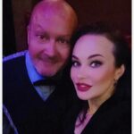 Maria Bersenyova Instagram - Дорогой мой Слава… Славочка 💔 Для меня ты навсегда останешься замечательным партнером, прекрасным артистом, талантливым импровизатором, генератором идей, человеком-праздником, душой компании с потрясающим чувством юмора и тонкой душевной организацией… Ты останешься в моей памяти теплым, смешным и … драматическим. Все наши встречи, истории и приключения я буду бережно хранить в своем сердце. Мы познакомились на съемках сериала «Петя Великолепный» в 2005-м году, но у нас почти не было совместных сцен и когда снова встретились на площадке «Маргоши», ты «знакомился» со мной заново🥹 Я потом еще долго прикалывала тебя за это, а ты всегда отшучивался так, как ты это умел #УжТеперьБерсеневаЯтебяНеЗабуду 😭🙌🏻 Как мы всегда радовались друг другу, смеялись и балагурили; у тебя в запасе всегда была куча историй и баек и даже дурацкие анекдоты из твоих уст звучали смешно. Как ты так умел? Как в перерыве между съемок «Маргоши» махнули большой компанией на несколько дней в Египет и так успели там «отдохнуть», что потом, когда ты рассказывал об этом кому-нибудь, каждый раз, не скрывая своего удовольствия, почему-то краснеть приходилось именно мне… 🥲 Как отгуляли твой «Юбилей-60» (конечно там тоже нужно было вспомнить наш «краткий отпуск» и при всех, со сцены в микрофон рассказать главные казусы про себя самого же и снова хохотать от души) … Какой ты был счастливый! Как гордился дочерью! Такой благородный и импозантный! Какой-то совсем другой… Как-будто немного отстраненный… и возвышенный… не знаю, как сказать.., мне казалось, что будучи вместе с нами, ты был… над всеми! Я любовалась тобой. 🥲♥️ Не могла не приехать, хотя будучи уже «сильно беременной», старалась избегать массовых мероприятий и счастлива сейчас, что получилось вырваться. Лети, мой хороший, к своей любимой Анечке! Она очень ждала своего «Славчонка» там 😭🫶🏻, ведь ты так любил её. Передавай привет… И будь теперь счастлив окончательно и бесконечно! 🙏🏻 Когда-нибудь мы все встретимся там, снова вспомним наши замечательные истории и посмеемся от души, как обычно… а пока… мы поплачем… пишу и буквы плывут… И не верю все равно 💔 Люблю тебя, Гришечкин! Царствие тебе небесное. Ты в моем 🫶🏻 навсегда!