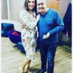 Maria Bersenyova Instagram - Дорогой мой Слава… Славочка 💔 Для меня ты навсегда останешься замечательным партнером, прекрасным артистом, талантливым импровизатором, генератором идей, человеком-праздником, душой компании с потрясающим чувством юмора и тонкой душевной организацией… Ты останешься в моей памяти теплым, смешным и … драматическим. Все наши встречи, истории и приключения я буду бережно хранить в своем сердце. Мы познакомились на съемках сериала «Петя Великолепный» в 2005-м году, но у нас почти не было совместных сцен и когда снова встретились на площадке «Маргоши», ты «знакомился» со мной заново🥹 Я потом еще долго прикалывала тебя за это, а ты всегда отшучивался так, как ты это умел #УжТеперьБерсеневаЯтебяНеЗабуду 😭🙌🏻 Как мы всегда радовались друг другу, смеялись и балагурили; у тебя в запасе всегда была куча историй и баек и даже дурацкие анекдоты из твоих уст звучали смешно. Как ты так умел? Как в перерыве между съемок «Маргоши» махнули большой компанией на несколько дней в Египет и так успели там «отдохнуть», что потом, когда ты рассказывал об этом кому-нибудь, каждый раз, не скрывая своего удовольствия, почему-то краснеть приходилось именно мне… 🥲 Как отгуляли твой «Юбилей-60» (конечно там тоже нужно было вспомнить наш «краткий отпуск» и при всех, со сцены в микрофон рассказать главные казусы про себя самого же и снова хохотать от души) … Какой ты был счастливый! Как гордился дочерью! Такой благородный и импозантный! Какой-то совсем другой… Как-будто немного отстраненный… и возвышенный… не знаю, как сказать.., мне казалось, что будучи вместе с нами, ты был… над всеми! Я любовалась тобой. 🥲♥️ Не могла не приехать, хотя будучи уже «сильно беременной», старалась избегать массовых мероприятий и счастлива сейчас, что получилось вырваться. Лети, мой хороший, к своей любимой Анечке! Она очень ждала своего «Славчонка» там 😭🫶🏻, ведь ты так любил её. Передавай привет… И будь теперь счастлив окончательно и бесконечно! 🙏🏻 Когда-нибудь мы все встретимся там, снова вспомним наши замечательные истории и посмеемся от души, как обычно… а пока… мы поплачем… пишу и буквы плывут… И не верю все равно 💔 Люблю тебя, Гришечкин! Царствие тебе небесное. Ты в моем 🫶🏻 навсегда!