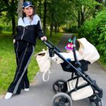Maria Bersenyova Instagram - Привет, инстамир мой) Кто про что, а … я снова о важном.😅 Это - вторая в моей жизни коляска - @reindeer_kids (которую я уже показывала😌) в ней второй в моей жизни ребенок (её я не показывала пока🙄) и … вот - вторая составляющая этой коляски - автолюлька (её я тоже еще не показывала, но хочу😅 ), так вооот… признаюсь честно, не знаю, как бы обошлась без нее) Она и переноска у меня и автокресло, и «свободные руки» хоть на минуту, когда одна и нужно что-то срочно помыть/убрать/поменять/приготовить (по всей квартире кочует за мной, при том, что надолго никогда не оставляю Марусеньку в ней👌🏻😅) а самое важное - при наличии классного кормильного стульчика, я пока все еще кормлю кашкой, пюрешкой или творожком в ней.😅 Очень удобно, незаменимая вещь с самого рождения, (с Никитосом тоже была у меня, но не в составе коляски 3 в 1 🙁) К врачу, в кафе, в гости (если в пешей доступности) поставив люльку на супер-удобные, маневренные и мягкие шасси, я одним движением снимаю ее перед входом в заведение и дальше уже она функционирует отдельно, как кресло-переноска. Ооочень довольна своими последними приобретениями и каждый раз искренне восхищаясь современным новинкам для малышей, думаю о том, как наши мамочки и бабушки растили нас, не то что без усовершенствованной техники и даже без подгузников, а где-то даже просто и без горячей воды.., мне становится с одной стороны так радостно за нас, которые могут позволить себе с помощью всех новых приспособлений облегчить тяжелый материнский быт, а с другой стороны - так жаль всех наших родительниц, вот до щемящего такого чувства внутри, знаете.., что до слез накатывает чувство еще большей благодарности за то, что подняли нас в любви и заботе не смотря ни на что. 🥹🫶🏼 А мы наслаждаемся и радуемся..🥲 … СПАСИБО!♥️ #коляскаreindeer #reindeerraven