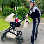 Maria Bersenyova Instagram - Привет, инстамир мой) Кто про что, а … я снова о важном.😅 Это - вторая в моей жизни коляска - @reindeer_kids (которую я уже показывала😌) в ней второй в моей жизни ребенок (её я не показывала пока🙄) и … вот - вторая составляющая этой коляски - автолюлька (её я тоже еще не показывала, но хочу😅 ), так вооот… признаюсь честно, не знаю, как бы обошлась без нее) Она и переноска у меня и автокресло, и «свободные руки» хоть на минуту, когда одна и нужно что-то срочно помыть/убрать/поменять/приготовить (по всей квартире кочует за мной, при том, что надолго никогда не оставляю Марусеньку в ней👌🏻😅) а самое важное - при наличии классного кормильного стульчика, я пока все еще кормлю кашкой, пюрешкой или творожком в ней.😅 Очень удобно, незаменимая вещь с самого рождения, (с Никитосом тоже была у меня, но не в составе коляски 3 в 1 🙁) К врачу, в кафе, в гости (если в пешей доступности) поставив люльку на супер-удобные, маневренные и мягкие шасси, я одним движением снимаю ее перед входом в заведение и дальше уже она функционирует отдельно, как кресло-переноска. Ооочень довольна своими последними приобретениями и каждый раз искренне восхищаясь современным новинкам для малышей, думаю о том, как наши мамочки и бабушки растили нас, не то что без усовершенствованной техники и даже без подгузников, а где-то даже просто и без горячей воды.., мне становится с одной стороны так радостно за нас, которые могут позволить себе с помощью всех новых приспособлений облегчить тяжелый материнский быт, а с другой стороны - так жаль всех наших родительниц, вот до щемящего такого чувства внутри, знаете.., что до слез накатывает чувство еще большей благодарности за то, что подняли нас в любви и заботе не смотря ни на что. 🥹🫶🏼 А мы наслаждаемся и радуемся..🥲 … СПАСИБО!♥️ #коляскаreindeer #reindeerraven