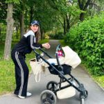 Maria Bersenyova Instagram - Привет, инстамир мой) Кто про что, а … я снова о важном.😅 Это - вторая в моей жизни коляска - @reindeer_kids (которую я уже показывала😌) в ней второй в моей жизни ребенок (её я не показывала пока🙄) и … вот - вторая составляющая этой коляски - автолюлька (её я тоже еще не показывала, но хочу😅 ), так вооот… признаюсь честно, не знаю, как бы обошлась без нее) Она и переноска у меня и автокресло, и «свободные руки» хоть на минуту, когда одна и нужно что-то срочно помыть/убрать/поменять/приготовить (по всей квартире кочует за мной, при том, что надолго никогда не оставляю Марусеньку в ней👌🏻😅) а самое важное - при наличии классного кормильного стульчика, я пока все еще кормлю кашкой, пюрешкой или творожком в ней.😅 Очень удобно, незаменимая вещь с самого рождения, (с Никитосом тоже была у меня, но не в составе коляски 3 в 1 🙁) К врачу, в кафе, в гости (если в пешей доступности) поставив люльку на супер-удобные, маневренные и мягкие шасси, я одним движением снимаю ее перед входом в заведение и дальше уже она функционирует отдельно, как кресло-переноска. Ооочень довольна своими последними приобретениями и каждый раз искренне восхищаясь современным новинкам для малышей, думаю о том, как наши мамочки и бабушки растили нас, не то что без усовершенствованной техники и даже без подгузников, а где-то даже просто и без горячей воды.., мне становится с одной стороны так радостно за нас, которые могут позволить себе с помощью всех новых приспособлений облегчить тяжелый материнский быт, а с другой стороны - так жаль всех наших родительниц, вот до щемящего такого чувства внутри, знаете.., что до слез накатывает чувство еще большей благодарности за то, что подняли нас в любви и заботе не смотря ни на что. 🥹🫶🏼 А мы наслаждаемся и радуемся..🥲 … СПАСИБО!♥️ #коляскаreindeer #reindeerraven