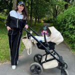 Maria Bersenyova Instagram - Привет, инстамир мой) Кто про что, а … я снова о важном.😅 Это - вторая в моей жизни коляска - @reindeer_kids (которую я уже показывала😌) в ней второй в моей жизни ребенок (её я не показывала пока🙄) и … вот - вторая составляющая этой коляски - автолюлька (её я тоже еще не показывала, но хочу😅 ), так вооот… признаюсь честно, не знаю, как бы обошлась без нее) Она и переноска у меня и автокресло, и «свободные руки» хоть на минуту, когда одна и нужно что-то срочно помыть/убрать/поменять/приготовить (по всей квартире кочует за мной, при том, что надолго никогда не оставляю Марусеньку в ней👌🏻😅) а самое важное - при наличии классного кормильного стульчика, я пока все еще кормлю кашкой, пюрешкой или творожком в ней.😅 Очень удобно, незаменимая вещь с самого рождения, (с Никитосом тоже была у меня, но не в составе коляски 3 в 1 🙁) К врачу, в кафе, в гости (если в пешей доступности) поставив люльку на супер-удобные, маневренные и мягкие шасси, я одним движением снимаю ее перед входом в заведение и дальше уже она функционирует отдельно, как кресло-переноска. Ооочень довольна своими последними приобретениями и каждый раз искренне восхищаясь современным новинкам для малышей, думаю о том, как наши мамочки и бабушки растили нас, не то что без усовершенствованной техники и даже без подгузников, а где-то даже просто и без горячей воды.., мне становится с одной стороны так радостно за нас, которые могут позволить себе с помощью всех новых приспособлений облегчить тяжелый материнский быт, а с другой стороны - так жаль всех наших родительниц, вот до щемящего такого чувства внутри, знаете.., что до слез накатывает чувство еще большей благодарности за то, что подняли нас в любви и заботе не смотря ни на что. 🥹🫶🏼 А мы наслаждаемся и радуемся..🥲 … СПАСИБО!♥️ #коляскаreindeer #reindeerraven