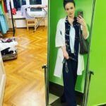 Maria Bersenyova Instagram - Тут у меня #наночьглядя пост родился…😅 Отыграла я значит второй раз вторую свою премьеру за август (в немного измененном, но от этого не менее прекрасном составе!) и ощутила себя конечно молодцом.., но очень усталым, если честно…🥲 поэтому в сентябре я очень надеюсь вырваться в отпуск, где не была уже лет 13 (нет, все поездки на море, совмещенные с гастролями не считаются🥺 и да, сама в шоке, как человек может так выживать😤😏) Сыграла вот, а поделиться не успела еще, поэтому совмещу-ка приятное с полезным 🫠 … вот небольшое мое предварительное расписание на ОКТЯБРЬ в @theatrecomedy_ : 1 октября - «Женихи по объявлению» (вс) в 19.30 5 октября - «Женихи по объявлению» (чт) в 19.30 14 октября - «Любовь и голуби» (сб) в 14.00 29 октября - «Любовь и голуби» (вс) в 14.00 Многие у меня уже спрашивали, чтобы можно было запланировать заранее. Вот, пожалуйста, планируйте! 😅🙌🏻 и даже выходные захватили, как и заказывали))) Про «Любовь и голуби» всем все известно давно и слов не нужно лишних, а вот про «Женихи по объявлению» немного вкратце: я - ВРАЧ! 🙏🏻🥲 Первый раз в жизни играю доктора в театре! Горжусь. Стараюсь 😅 И … эту свою роль я посвящаю тебе, моя дорогая #докторМаша ♥️ @mashunia89 😅🫶🏻 и даже там тебя упоминаю, Манюнь! 😉 Придешь, заценишь мой «креатив» 👌🏻🤪😅 Девчонки даже ничего не заметили, как будто так и булО, а значит срослось! 🙃 Так и оставлю. Вообще … роль эта - немного не из моей «шкатулочки», но тем и ценней и интересней! Веселая, искрометная и легкая постановка. Хорошее настроение и смех от души гарантирую! 🤗 И главное … Спасибо, #мойМиррр драгоценный, за вашу любовь и внимание! Это всегда вдохновляет и мотивирует! Девочки мои, обнимаю всех крепко и от души, кто был и еще только будет! Вашу поддержку я чувствую сердцем! 🥲♥️ Всегда! Спасибо за море роскошных цветов и овации, за полный зал и постоянное ощущение, что в зале есть СВОИ! ♥️ Спасибо особое, тебе, бро @baltyshka_87 и племяшкам @makarovavaleri12 @makarovmarkela за … #дасьтёужэтотакоээкакяваслюблю 😂♥️ Вы все знаете. это важно.🫶🏻 Всем остальным #довстречивтеатре 🎭 @alla_dovlatova @pismennyi.igor #владиславкотлярский