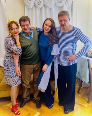 Maria Bersenyova Instagram - Легко и весело отыграли «Женихи по объявлению» в @theatrecomedy_ 
Я сначала не очень хотела🙈, а зря. 😅👌🏻
Мамочкам понравилось, это важно) 🥰

Спасибо команде за поддержку!🙏🏻😅
Ждем тех, кто не попал в прошлый раз, немного измененным составом ))

24 августа Д/К ВДНХ  в 19.30 😉
Хорошее настроение гарантируем!

#викториятарасова #владиславкотлярский #сергейдорогов