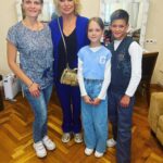 Maria Bersenyova Instagram - Тут у меня #наночьглядя пост родился…😅 Отыграла я значит второй раз вторую свою премьеру за август (в немного измененном, но от этого не менее прекрасном составе!) и ощутила себя конечно молодцом.., но очень усталым, если честно…🥲 поэтому в сентябре я очень надеюсь вырваться в отпуск, где не была уже лет 13 (нет, все поездки на море, совмещенные с гастролями не считаются🥺 и да, сама в шоке, как человек может так выживать😤😏) Сыграла вот, а поделиться не успела еще, поэтому совмещу-ка приятное с полезным 🫠 … вот небольшое мое предварительное расписание на ОКТЯБРЬ в @theatrecomedy_ : 1 октября - «Женихи по объявлению» (вс) в 19.30 5 октября - «Женихи по объявлению» (чт) в 19.30 14 октября - «Любовь и голуби» (сб) в 14.00 29 октября - «Любовь и голуби» (вс) в 14.00 Многие у меня уже спрашивали, чтобы можно было запланировать заранее. Вот, пожалуйста, планируйте! 😅🙌🏻 и даже выходные захватили, как и заказывали))) Про «Любовь и голуби» всем все известно давно и слов не нужно лишних, а вот про «Женихи по объявлению» немного вкратце: я - ВРАЧ! 🙏🏻🥲 Первый раз в жизни играю доктора в театре! Горжусь. Стараюсь 😅 И … эту свою роль я посвящаю тебе, моя дорогая #докторМаша ♥️ @mashunia89 😅🫶🏻 и даже там тебя упоминаю, Манюнь! 😉 Придешь, заценишь мой «креатив» 👌🏻🤪😅 Девчонки даже ничего не заметили, как будто так и булО, а значит срослось! 🙃 Так и оставлю. Вообще … роль эта - немного не из моей «шкатулочки», но тем и ценней и интересней! Веселая, искрометная и легкая постановка. Хорошее настроение и смех от души гарантирую! 🤗 И главное … Спасибо, #мойМиррр драгоценный, за вашу любовь и внимание! Это всегда вдохновляет и мотивирует! Девочки мои, обнимаю всех крепко и от души, кто был и еще только будет! Вашу поддержку я чувствую сердцем! 🥲♥️ Всегда! Спасибо за море роскошных цветов и овации, за полный зал и постоянное ощущение, что в зале есть СВОИ! ♥️ Спасибо особое, тебе, бро @baltyshka_87 и племяшкам @makarovavaleri12 @makarovmarkela за … #дасьтёужэтотакоээкакяваслюблю 😂♥️ Вы все знаете. это важно.🫶🏻 Всем остальным #довстречивтеатре 🎭 @alla_dovlatova @pismennyi.igor #владиславкотлярский