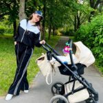 Maria Bersenyova Instagram - Привет, инстамир мой) Кто про что, а … я снова о важном.😅 Это - вторая в моей жизни коляска - @reindeer_kids (которую я уже показывала😌) в ней второй в моей жизни ребенок (её я не показывала пока🙄) и … вот - вторая составляющая этой коляски - автолюлька (её я тоже еще не показывала, но хочу😅 ), так вооот… признаюсь честно, не знаю, как бы обошлась без нее) Она и переноска у меня и автокресло, и «свободные руки» хоть на минуту, когда одна и нужно что-то срочно помыть/убрать/поменять/приготовить (по всей квартире кочует за мной, при том, что надолго никогда не оставляю Марусеньку в ней👌🏻😅) а самое важное - при наличии классного кормильного стульчика, я пока все еще кормлю кашкой, пюрешкой или творожком в ней.😅 Очень удобно, незаменимая вещь с самого рождения, (с Никитосом тоже была у меня, но не в составе коляски 3 в 1 🙁) К врачу, в кафе, в гости (если в пешей доступности) поставив люльку на супер-удобные, маневренные и мягкие шасси, я одним движением снимаю ее перед входом в заведение и дальше уже она функционирует отдельно, как кресло-переноска. Ооочень довольна своими последними приобретениями и каждый раз искренне восхищаясь современным новинкам для малышей, думаю о том, как наши мамочки и бабушки растили нас, не то что без усовершенствованной техники и даже без подгузников, а где-то даже просто и без горячей воды.., мне становится с одной стороны так радостно за нас, которые могут позволить себе с помощью всех новых приспособлений облегчить тяжелый материнский быт, а с другой стороны - так жаль всех наших родительниц, вот до щемящего такого чувства внутри, знаете.., что до слез накатывает чувство еще большей благодарности за то, что подняли нас в любви и заботе не смотря ни на что. 🥹🫶🏼 А мы наслаждаемся и радуемся..🥲 … СПАСИБО!♥️ #коляскаreindeer #reindeerraven