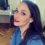 Maria Bersenyova Instagram - Тут у меня #наночьглядя пост родился…😅 Отыграла я значит второй раз вторую свою премьеру за август (в немного измененном, но от этого не менее прекрасном составе!) и ощутила себя конечно молодцом.., но очень усталым, если честно…🥲 поэтому в сентябре я очень надеюсь вырваться в отпуск, где не была уже лет 13 (нет, все поездки на море, совмещенные с гастролями не считаются🥺 и да, сама в шоке, как человек может так выживать😤😏) Сыграла вот, а поделиться не успела еще, поэтому совмещу-ка приятное с полезным 🫠 … вот небольшое мое предварительное расписание на ОКТЯБРЬ в @theatrecomedy_ : 1 октября - «Женихи по объявлению» (вс) в 19.30 5 октября - «Женихи по объявлению» (чт) в 19.30 14 октября - «Любовь и голуби» (сб) в 14.00 29 октября - «Любовь и голуби» (вс) в 14.00 Многие у меня уже спрашивали, чтобы можно было запланировать заранее. Вот, пожалуйста, планируйте! 😅🙌🏻 и даже выходные захватили, как и заказывали))) Про «Любовь и голуби» всем все известно давно и слов не нужно лишних, а вот про «Женихи по объявлению» немного вкратце: я - ВРАЧ! 🙏🏻🥲 Первый раз в жизни играю доктора в театре! Горжусь. Стараюсь 😅 И … эту свою роль я посвящаю тебе, моя дорогая #докторМаша ♥️ @mashunia89 😅🫶🏻 и даже там тебя упоминаю, Манюнь! 😉 Придешь, заценишь мой «креатив» 👌🏻🤪😅 Девчонки даже ничего не заметили, как будто так и булО, а значит срослось! 🙃 Так и оставлю. Вообще … роль эта - немного не из моей «шкатулочки», но тем и ценней и интересней! Веселая, искрометная и легкая постановка. Хорошее настроение и смех от души гарантирую! 🤗 И главное … Спасибо, #мойМиррр драгоценный, за вашу любовь и внимание! Это всегда вдохновляет и мотивирует! Девочки мои, обнимаю всех крепко и от души, кто был и еще только будет! Вашу поддержку я чувствую сердцем! 🥲♥️ Всегда! Спасибо за море роскошных цветов и овации, за полный зал и постоянное ощущение, что в зале есть СВОИ! ♥️ Спасибо особое, тебе, бро @baltyshka_87 и племяшкам @makarovavaleri12 @makarovmarkela за … #дасьтёужэтотакоээкакяваслюблю 😂♥️ Вы все знаете. это важно.🫶🏻 Всем остальным #довстречивтеатре 🎭 @alla_dovlatova @pismennyi.igor #владиславкотлярский