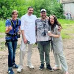 Maria Bersenyova Instagram - Я еще не закончила #дамассобачкой 2 но хочу оставить в ленте наши классные фотки, не откладывая в долгий ящик. А то как всегда я… 🙄 P.S. Каждый раз с особой радостью встречаюсь на площадке со своим художником по гриму с … «Маргоши» 🥰 @ne_blondinka88 , а с недавних пор еще и с @yuliyapoiskova ☺️ (спасибо за рекомендацию лучшего врача на беременность и роды!!! 🥲♥️🫶🏻) Положительный я персонаж, или отрицательный, как думаете? 🙂🙃