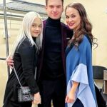 Maria Bersenyova Instagram - С днем рождения, сынок! 💐🥹🫶🏼 Мой первый, мой любимый, мой единственный сын!♥️ Ровно 21 год назад в этот морозный зимний день я стала мамой такого чудесного мальчика, (мне тогда тоже кстати был 21 ) и не было, казалось, на свете человека радостней и счастливее! Прошло уже столько лет, а я как сейчас помню твои бархатные щечки, по которым водила пальчиком, когда ты спал рядом и даже зная, что могу разбудить, не могла остановиться. Невозможно было перестать любоваться на твой маленький носик, который даже не помещался на личике, образуя небольшую морщинку на переносице. Ты был похож на маленького ежика, так я тебя мысленно и ласково называла про себя с тех пор, когда тебя отдали мне в послеродовой палате и больше не смогли забрать. Твои пальчики с аккуратно «подпиленным» длиннющим маникюром и темные мягкие волосики, так сладко пахнущие чем-то очень вкусным и … родным! Все это заставляло ощущать себя обладательницей какого-то невероятного сокровища, которое на 180 градусов изменило всю мою жизнь. Внутреннее ликование граничащее с эйфорией заполнило все мое сознание и заставило ощутить себя очень взрослой и ооочень ответственной … навсегда! Шло время, ты рос так же, как росли мои чувства к тебе и казалось бы, что уже некуда сильней… Много мы с тобой прошли и пробежали… Ты вырос замечательным парнем, очень добрым, заботливым, терпеливым, мужественным и в то же время очень чувствительным и ранимым. Я очень рада, что ты у меня есть и что ты именно такой! ♥️ Пусть тебя окружают только искренне и по-настоящему любящие тебя люди! Пусть фортуна будет к тебе благосклонна, пусть твой ангел хранитель никогда не покидает своего «служебного» места и непременно гордится тобой! Пусть задуманное получается, пусть мечты сбываются, пусть цели достигаются, пусть невозможное становится возможным! Будь здоров и счастлив, сынок! Не смотря ни на что и где бы ты не находился, знай, мама всегда рядом и всегда поможет! Все будет хорошо! Иначе невозможно 🤗 Я очень сильно тебя люблю!♥️