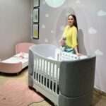 Maria Bersenyova Instagram - Как быстро летит время.🥹 Вроде только вчера завязывала бантики на бортиках маленькой люлечки для дочки, а уже целых шесть месяцев прошло. Марусенька подросла и пока ей не стало тесно, на полгодика решили поменять кроватку на побольше. Считаю это одним из самых важных приобретений для малышки, потому что от полноценного, здорового её сна, напрямую зависит мой собственный.😅 @askona_official давно знаю и люблю (сама лет 10 проспала на их матрасе😘👌🏻 и сейчас сплю на чудесной подушке #askona), поэтому вопросов, куда пойди за комфортным спальным местом для главного человека, не возникло. В ТЦ Авиапарк у Askona прекрасная детская зона, организованная по возрастам. Я сразу обратила внимание на кровать Polly 😍 Из кроватки для малышей её легко трансформировать в полноценное спальное место для трёхлетки. Практично ✅ Благодаря овальной форме и колёсикам, кроватку можно поставить в любую точку в комнаты (что для меня сейчас особенно актуально🙈). Съёмная стенка и дополнительная комплектация продольным маятником (это просто кайф!👌🏻😅), колёсиками и бортиком. Три цвета на выбор и несколько уровней высоты основания. Кроватка - мечта! Я очень довольна и каждый раз радуюсь, когда кладу в нее дочку. 🥹♥️ Не менее важная, неотъемлемая часть - ортопедический матрас. Я выбрала жесткий, беспружинный Happy Baby. Он обеспечивает необходимую поддержку и снимает напряжение с мышц, а также имеет удостоверение медицинского изделия (советую прочитать инструкцию). И, конечно, съёмный защитный чехол из мягкого трикотажа, по опыту уже знаю, что вещь необходимая. Поздравляйте меня с покупками))) 🤗😍