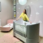 Maria Bersenyova Instagram - Как быстро летит время.🥹 Вроде только вчера завязывала бантики на бортиках маленькой люлечки для дочки, а уже целых шесть месяцев прошло. Марусенька подросла и пока ей не стало тесно, на полгодика решили поменять кроватку на побольше. Считаю это одним из самых важных приобретений для малышки, потому что от полноценного, здорового её сна, напрямую зависит мой собственный.😅 @askona_official давно знаю и люблю (сама лет 10 проспала на их матрасе😘👌🏻 и сейчас сплю на чудесной подушке #askona), поэтому вопросов, куда пойди за комфортным спальным местом для главного человека, не возникло. В ТЦ Авиапарк у Askona прекрасная детская зона, организованная по возрастам. Я сразу обратила внимание на кровать Polly 😍 Из кроватки для малышей её легко трансформировать в полноценное спальное место для трёхлетки. Практично ✅ Благодаря овальной форме и колёсикам, кроватку можно поставить в любую точку в комнаты (что для меня сейчас особенно актуально🙈). Съёмная стенка и дополнительная комплектация продольным маятником (это просто кайф!👌🏻😅), колёсиками и бортиком. Три цвета на выбор и несколько уровней высоты основания. Кроватка - мечта! Я очень довольна и каждый раз радуюсь, когда кладу в нее дочку. 🥹♥️ Не менее важная, неотъемлемая часть - ортопедический матрас. Я выбрала жесткий, беспружинный Happy Baby. Он обеспечивает необходимую поддержку и снимает напряжение с мышц, а также имеет удостоверение медицинского изделия (советую прочитать инструкцию). И, конечно, съёмный защитный чехол из мягкого трикотажа, по опыту уже знаю, что вещь необходимая. Поздравляйте меня с покупками))) 🤗😍