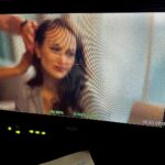 Maria Bersenyova Instagram - У каждой женщины есть свой пик переживаний, достигнув который, она перестаёт беспокоиться по мелочам. Перестаёт беспокоиться из-за очередного седеющего волоска или новой морщинки, компенсируя всё очаровательной улыбкой и озорными глазками. Прекращает комплексовать по поводу лишнего веса, понимая, что не это в жизни главное, или отсутствия знаний в некоторых областях, заявляя об этом открыто, — потому что для неё важно быть, а не казаться. Уже не волнуется о том, что подумают люди. Не заморачивается о том, что может чего-то не успеть, что-то переспросить, чему-то не соответствовать и выглядеть нелепо — для неё это не проблемы. Ведь если невозможно идти по прямой, то всегда можно срезать путь, пройдя огородами. Она уже не загоняется насколько вредна пища, дотошно высматривая в составе на этикетке ингредиенты с маркировкой «Е», — если душа просит чипсов, идёт и покупает. Не смущается, если организм потребовал жареной картошечки под водочку, и не важно, когда: хоть днём, хоть ночью. Не стыдится ходить по дому так, как удобно: хоть в рваном халате, хоть полностью обнажённой. Не стесняется плакать в голос, как, впрочем, и смеяться... Она достигла совершенства, поняв, что основная красота — внутри, поэтому и не боится утонуть, весело гуляя по самому дну. Её не волнует, останется одна или с кем-то. Будет любима или сама будет любить, потому что знает, что всему своё время и тот, кто должен быть рядом, будет, а кто должен уйти — уйдёт. Ей не тревожно, если любимый опаздывает домой, потому что она знает: он обязательно придёт, как бы ни было поздно. Знает, что торопится. Знает, что нет у него будущего без неё. Говорит прямо. Не накручивает. Себя. Ситуацию. Волосы на бигуди. Делает то, что любит, спит с тем, кого любит, и слушает тишину, которую любит. И у неё нет страха умереть — всё потому, что научилась жить. ©️