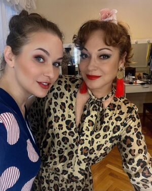 Maria Bersenyova Instagram - Легко и весело отыграли «Женихи по объявлению» в @theatrecomedy_ 
Я сначала не очень хотела🙈, а зря. 😅👌🏻
Мамочкам понравилось, это важно) 🥰

Спасибо команде за поддержку!🙏🏻😅
Ждем тех, кто не попал в прошлый раз, немного измененным составом ))

24 августа Д/К ВДНХ  в 19.30 😉
Хорошее настроение гарантируем!

#викториятарасова #владиславкотлярский #сергейдорогов