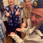 Maria Bersenyova Instagram - Легко и весело отыграли «Женихи по объявлению» в @theatrecomedy_ Я сначала не очень хотела🙈, а зря. 😅👌🏻 Мамочкам понравилось, это важно) 🥰 Спасибо команде за поддержку!🙏🏻😅 Ждем тех, кто не попал в прошлый раз, немного измененным составом )) 24 августа Д/К ВДНХ в 19.30 😉 Хорошее настроение гарантируем! #викториятарасова #владиславкотлярский #сергейдорогов