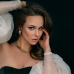 Maria Bersenyova Instagram - С нашим днем, девочки❣️ Весны в душе и в сердце! Счастливых моментов, радостных встреч, теплых объятий, искренних улыбок и самого хорошего настроения не только сегодня, но и всегда! 💐🤗 Люблю! 🥰🫶🏻 @nataly_frigo 💝 #photo @code_omaluna 💝 #jewellery @irina_zakaluzhnaya_ 💝 #mua @shnaider_studio 💝 #dress